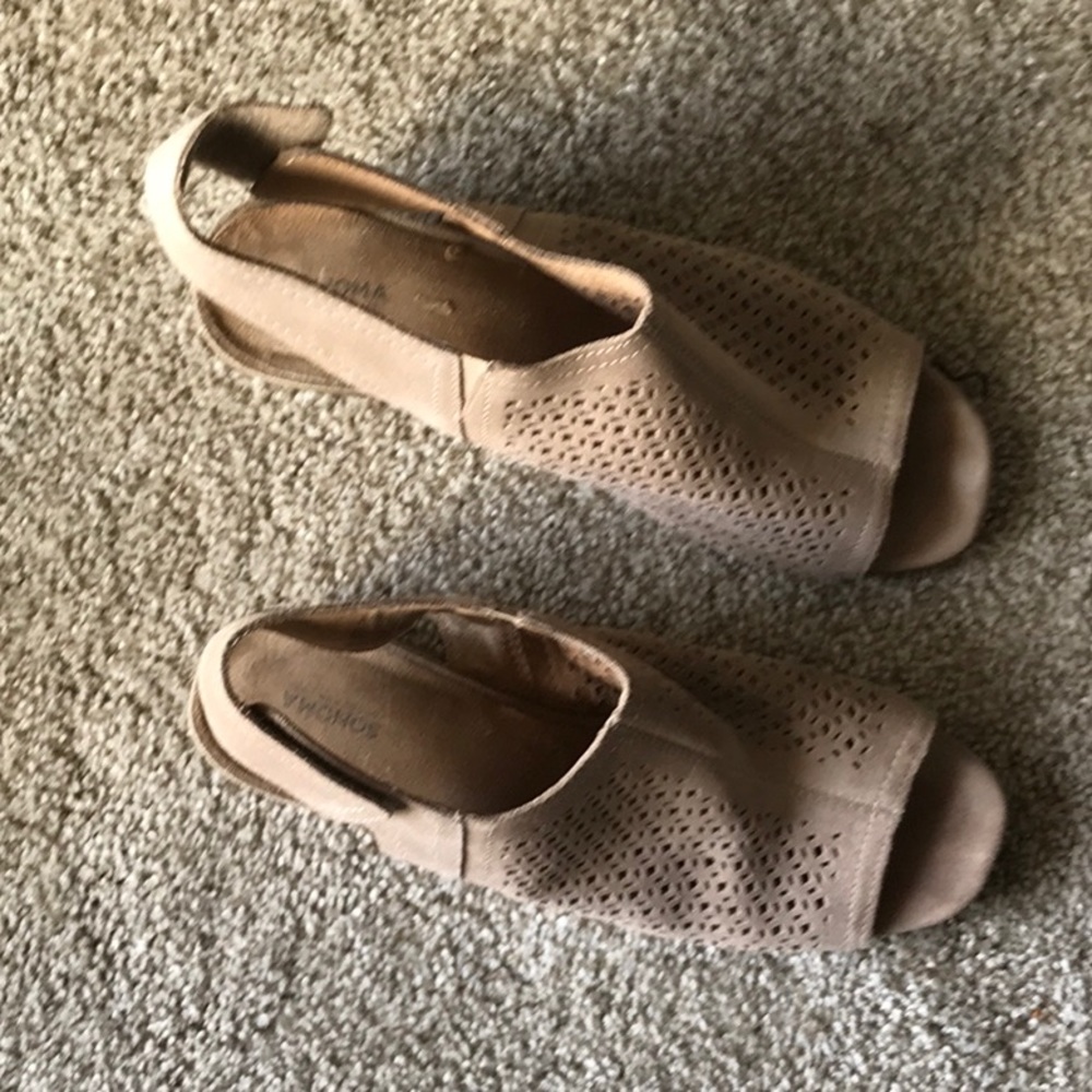 Heels - Picture 4 of 4